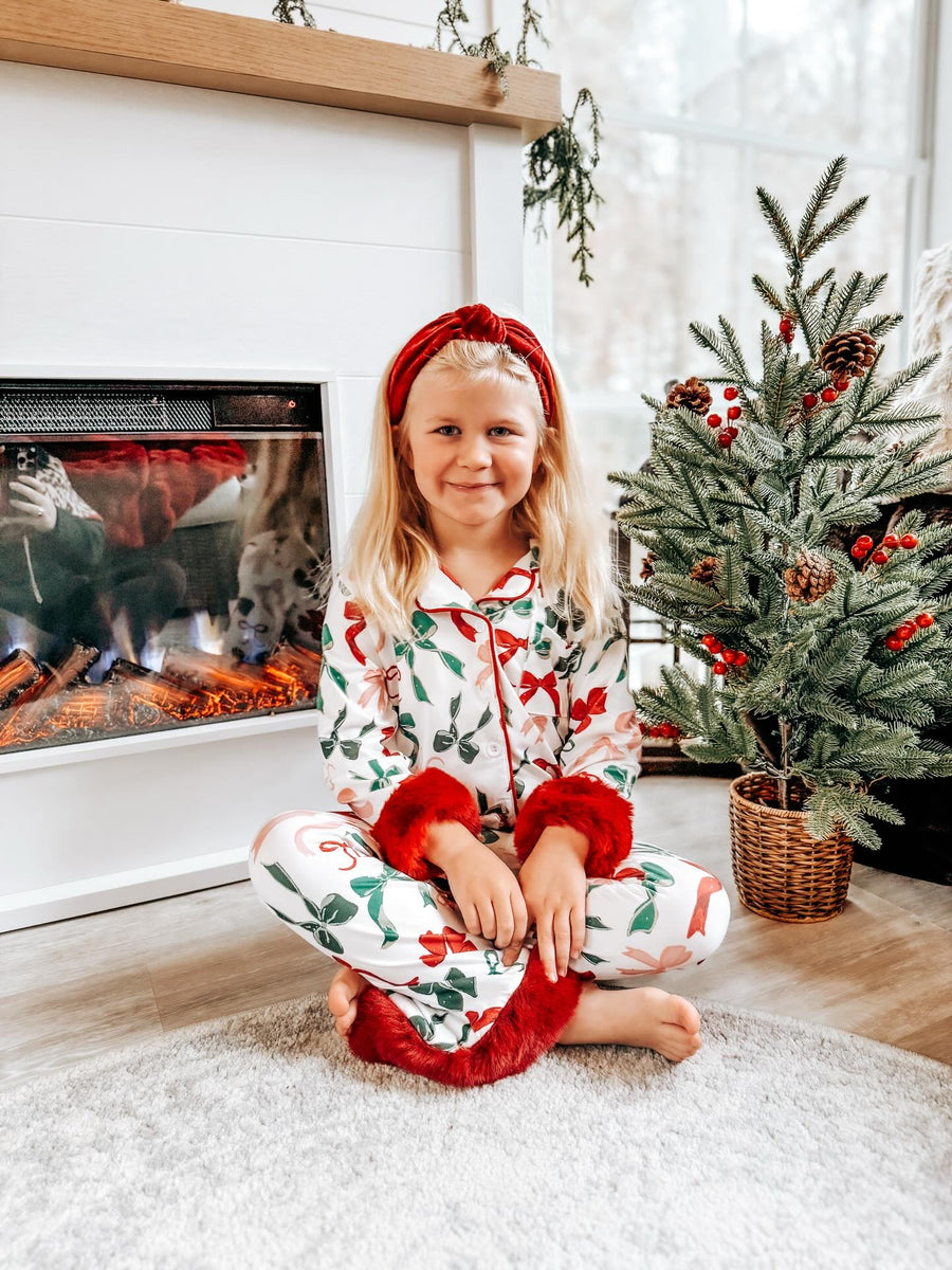 Holiday Bow Print Christmas Pajama Set – Girls Cozy Red Trim Sleepwear